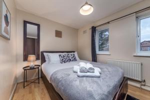 Suites by Rehoboth - Courtland House - Thamesmead 객실 침대