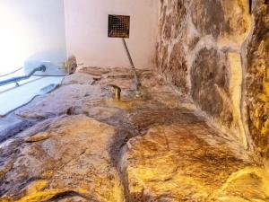 a room with a dirty floor with a sink in it at Casa Pizzuta in Noto