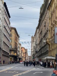 un grupo de personas caminando por una concurrida calle de la ciudad en GALLERIA DEL TORO 3 rooms en Bolonia