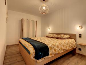 Een bed of bedden in een kamer bij Mont Alt, F2 40m2 en rdc, calme, Vue Mt Blanc