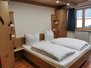 Postel nebo postele na pokoji v ubytování Gästehaus Obersulzberglehen