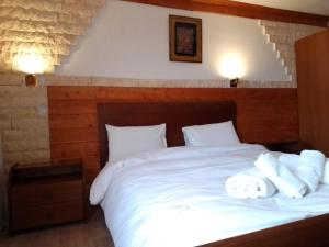 a bedroom with a bed with two white pillows at Το Πετρινο in Kato Loutraki