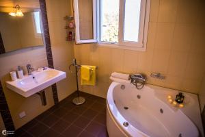 Kúpeľňa v ubytovaní Villa Epavlis Haraki