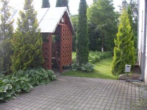 a gazebo in the yard of a house at Gulbės Namai in Druskininkai