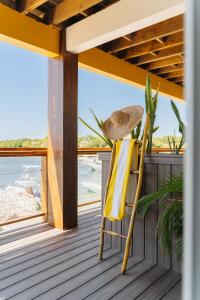 Balkoni atau teres di The Beach House Boutique Hotel