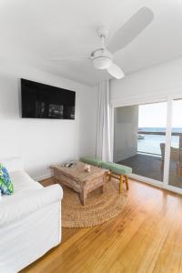 Televisyen dan/atau pusat hiburan di The Beach House Boutique Hotel