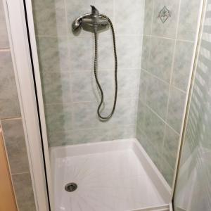 een douche met een douchekop in de badkamer bij appartement du pecheur in Valras-Plage