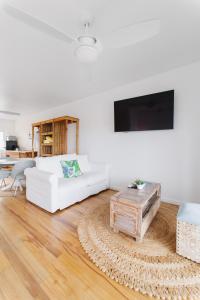 Televisyen dan/atau pusat hiburan di The Beach House Boutique Hotel
