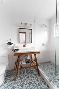 Bilik mandi di The Beach House Boutique Hotel
