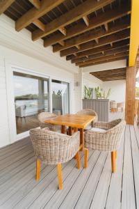 Ruang duduk di The Beach House Boutique Hotel