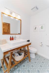 Bilik mandi di The Beach House Boutique Hotel