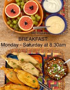 deux photos différentes de la nourriture avec des fruits et du pendage dans l'établissement Casa Xochitl, à La Paz