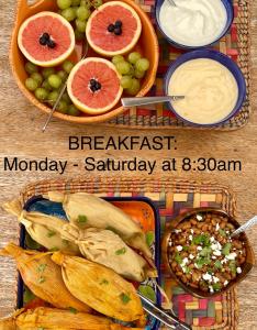 dos fotos diferentes de comida con fruta y salsa en Casa Xochitl, en La Paz