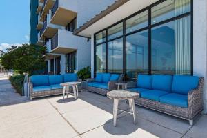 Posezení v ubytování Lovely Sandestin Resort Studio with Balcony and Sunset View