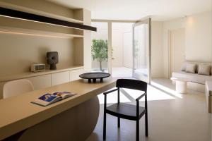 een woonkamer met een bureau en een stoel bij Santopaz Suites in Oia