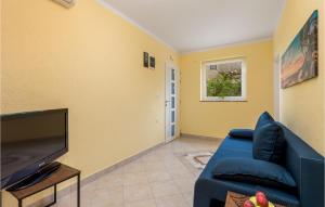 Posedenie v ubytovaní 1 Bedroom Cozy Apartment In Pobri