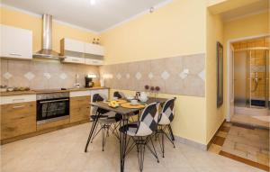 Kuchyňa alebo kuchynka v ubytovaní 1 Bedroom Cozy Apartment In Pobri