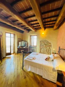 Montaldo BormidaにあるVilla Sutherland Piemonte with private poolの部屋の中に大きなベッドがある寝室