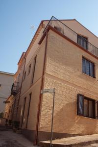 un edificio de ladrillo con un letrero de la calle delante de él en B&B Pozzorosso, en Vasto