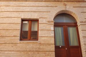 un edificio de ladrillo con puerta y ventana en B&B Pozzorosso, en Vasto