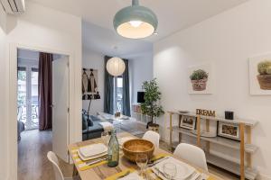 ein Esszimmer und ein Wohnzimmer mit Tisch und Stühlen in der Unterkunft Waou Chamberi V - Alquiler Corta Duración in Madrid