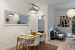 ein Esszimmer mit Tisch und Stühlen in der Unterkunft Waou Chamberi V - Alquiler Corta Duración in Madrid + 11 Fotos