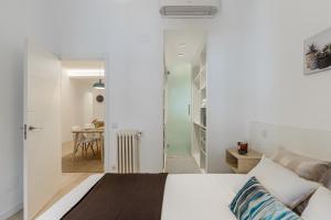ein Schlafzimmer mit Bett und ein Wohnzimmer in der Unterkunft Waou Chamberi V - Alquiler Corta Duración in Madrid