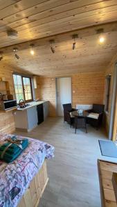 Ein Sitzbereich in der Unterkunft Beautiful Wooden tiny house, Glamping cabin with hot tub 2