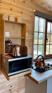 ครัวหรือมุมครัวของ Beautiful Wooden tiny house, Glamping cabin with hot tub 2