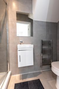 ein Badezimmer mit Waschbecken, Toilette und Dusche in der Unterkunft Townhouse for Professionals (5 Bedroom 5 Ensuite) in Ipswich