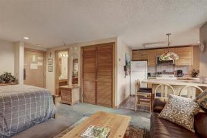 ein Wohnzimmer mit einem Bett und eine Küche in der Unterkunft Village at Breck Studio 4301 in Breckenridge