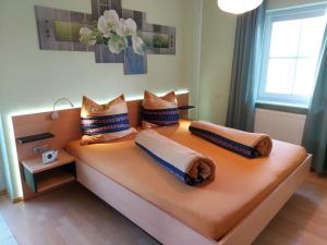 un sofá con almohadas en una habitación en Apartment on the edge of the forest, en Eslohe