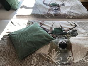 zwei Kissen mit einem Bild eines Hirsches auf dem Bett in der Unterkunft Landhaus Aigner in Allhartsberg