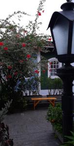 a street light and a bench in front of a building at Pousada Villa de Cananea in Cananéia