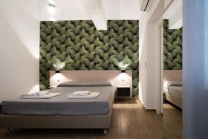 een slaapkamer met een bed met twee handdoeken erop bij Riviera dei Tramonti in Nocera Terinese