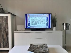 Televízia a/alebo spoločenská miestnosť v ubytovaní Modern 1 bedroom apartment, in La Cala De Mijas