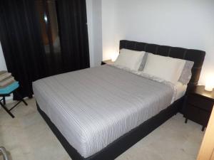 Posteľ alebo postele v izbe v ubytovaní Modern 1 bedroom apartment, in La Cala De Mijas