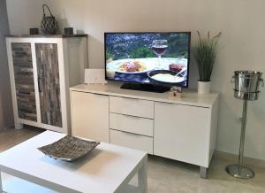 Televízia a/alebo spoločenská miestnosť v ubytovaní Modern 1 bedroom apartment, in La Cala De Mijas