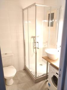 een badkamer met een douche, een toilet en een wastafel bij Studio Lou Cigaloun in Gréoux-les-Bains
