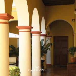 a view of the columns of a house at Hotel Casa Danna in Colima