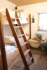 Tempat tidur susun dalam kamar di Linne-Cottage