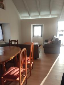 salon ze stołem, krzesłami i kanapą w obiekcie Casa Dolores do Conde w mieście Pontevedra
