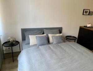Un dormitorio con una cama grande con almohadas. en Apartmán Luhačovice, en Luhačovice