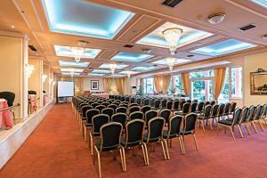 duży pokój z krzesłami i podium w nim w obiekcie Hotel Philippos Livadeia w mieście Liwadia
