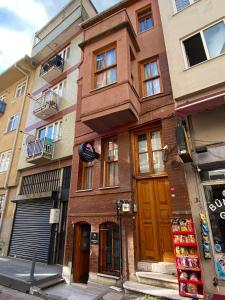 a brick building with a wooden door on a street at CASA DE FRİDA'S BEŞİKTAŞ in Istanbul