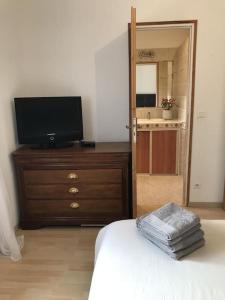 TV a/nebo společenská místnost v ubytování 130m2 qui surplombe la baie de Calvi vue citadelle