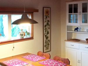 Stjärnhov的住宿－Holiday home STJÄRNHOV，厨房配有桌子、两把椅子和窗户