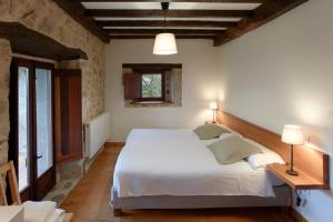 A bed or beds in a room at Casa de Aldea Casa de Rubio