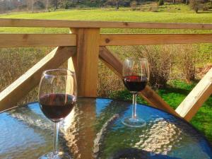 dos vasos de vino tinto sentados en una mesa en Holiday home STJÄRNHOV II, en Stjärnhov