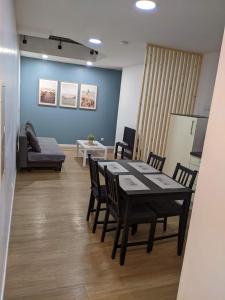 Zimmer mit einem Tisch, Stühlen und einem Sofa in der Unterkunft Appartement 10A - RDC-centre ville-local vélo in Malestroit